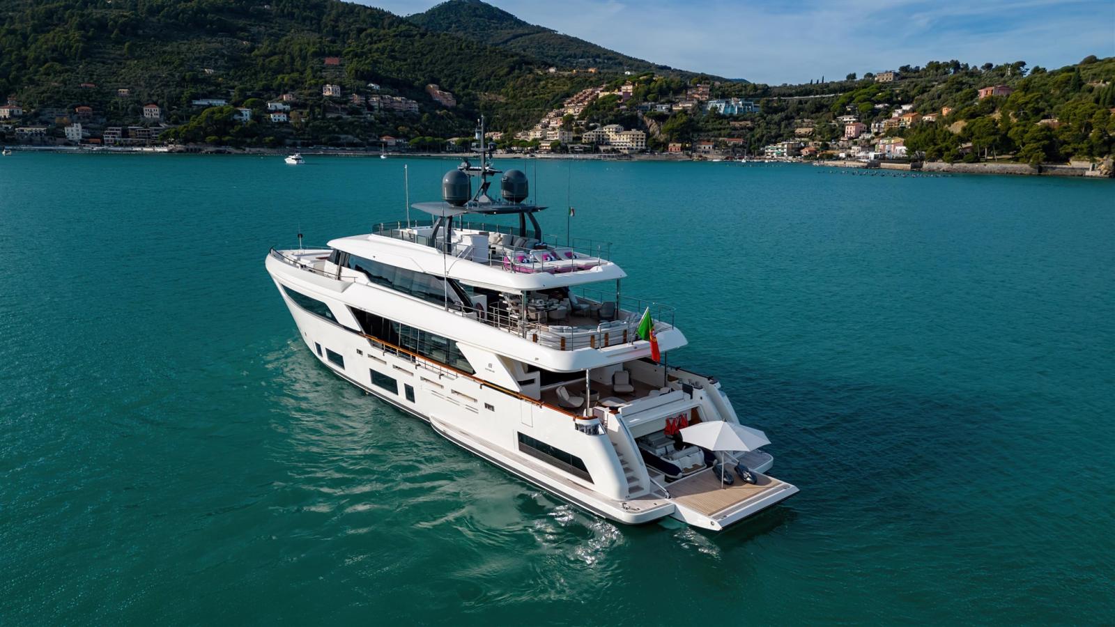 custom line Navetta 37