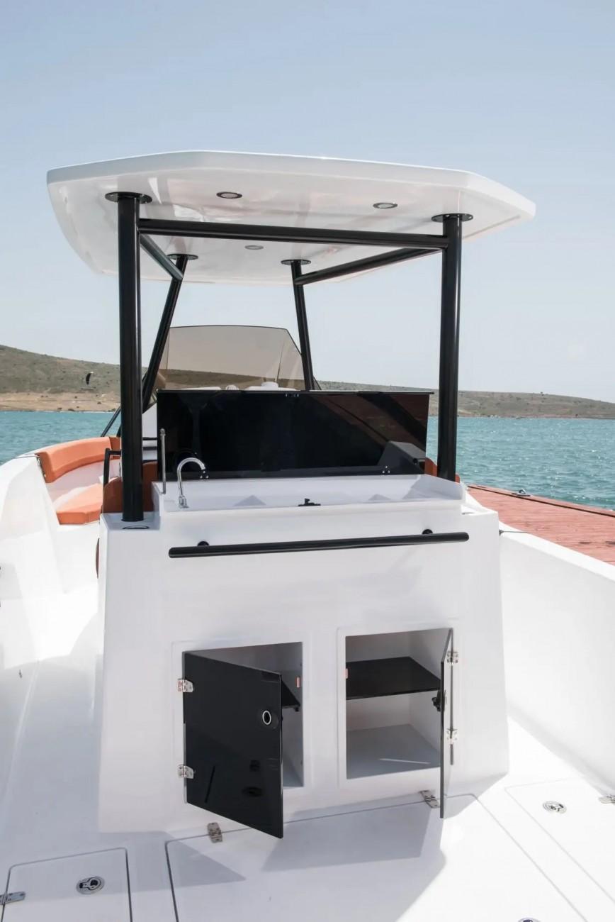 dromeas yachts D28 center console