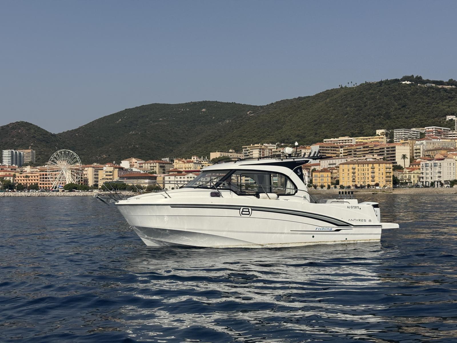 beneteau Antares 8 fishing