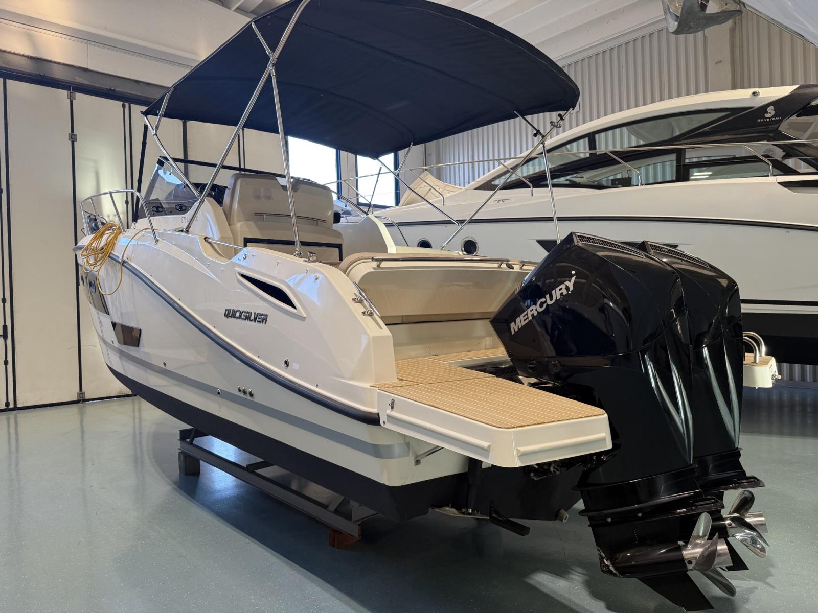 quicksilver Activ 875 sundeck