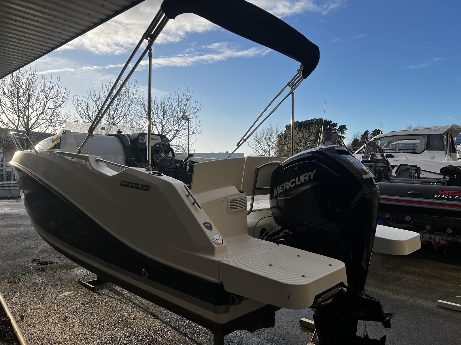 quicksilver Activ 555 cabin