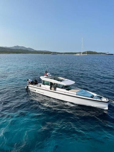 Axopar 37 xc cross cabin