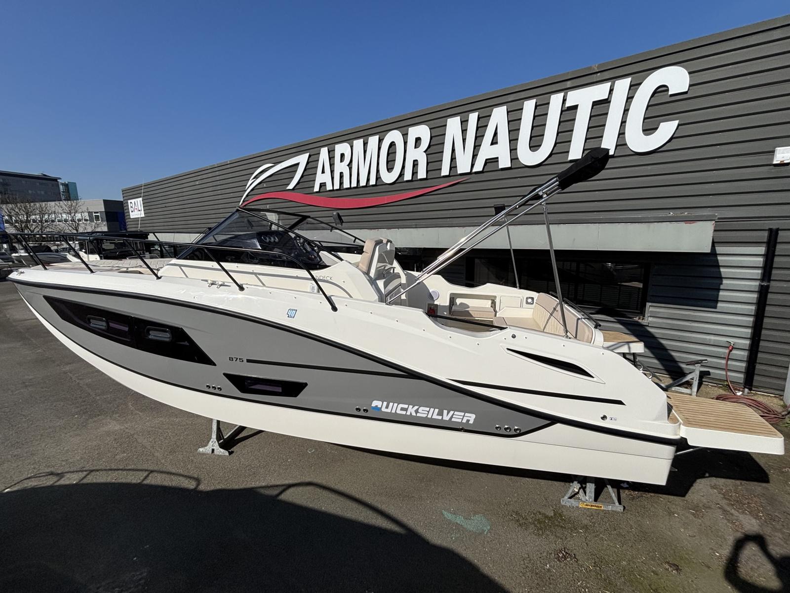 quicksilver Activ 875 sundeck