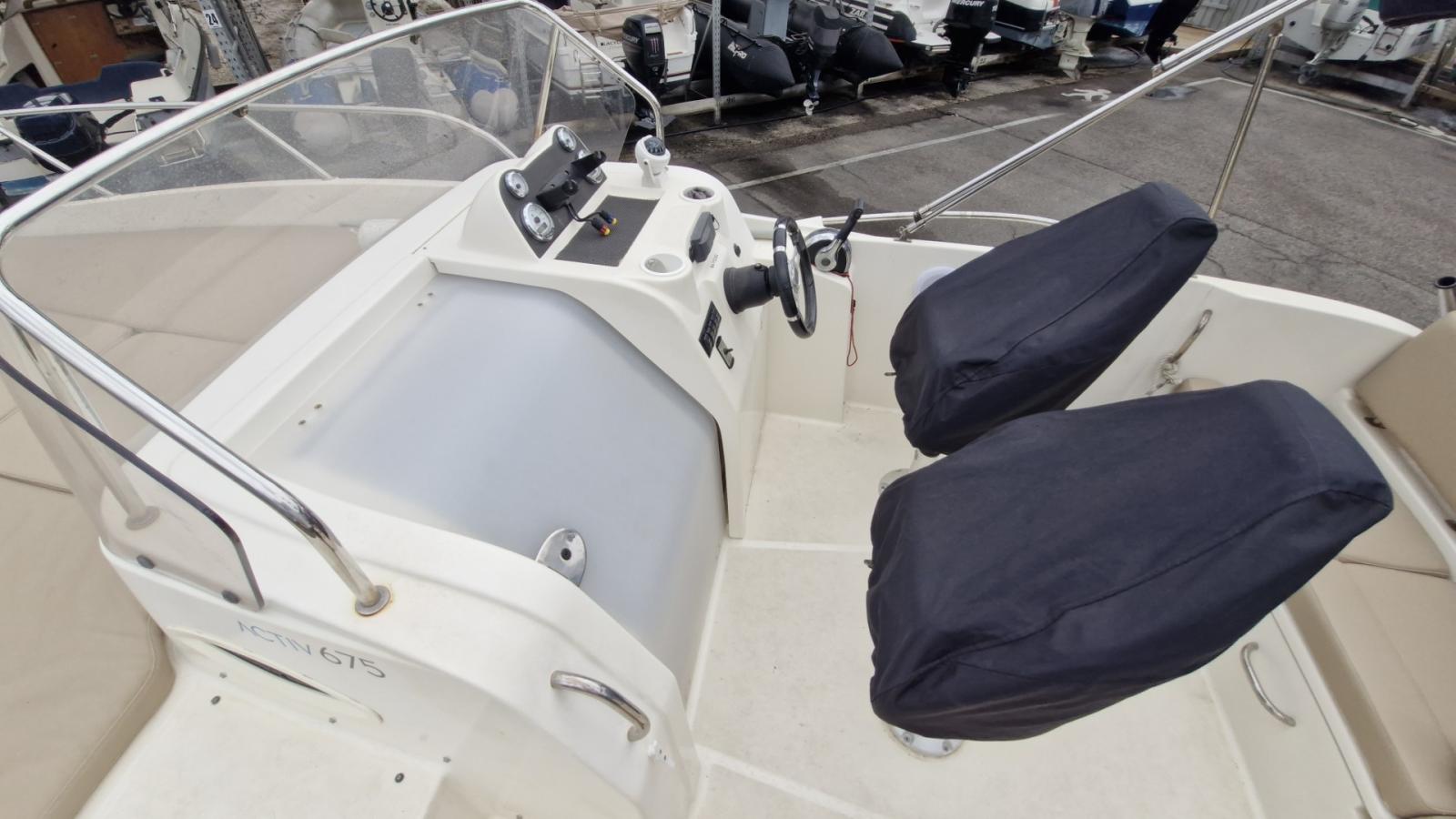quicksilver Activ 675 sundeck
