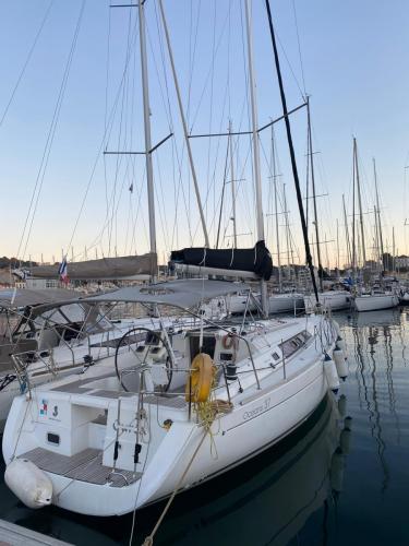 beneteau Oceanis 37