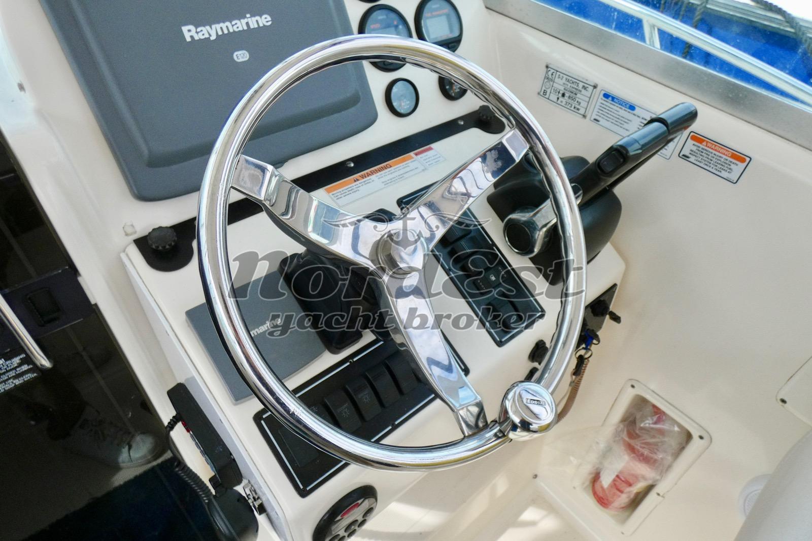 pursuit Tiara 3070