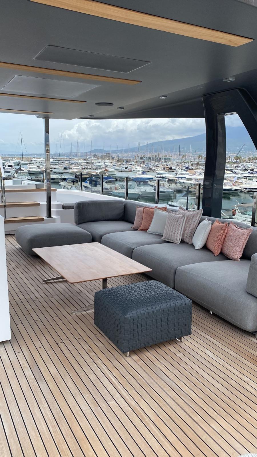 custom line Navetta 33