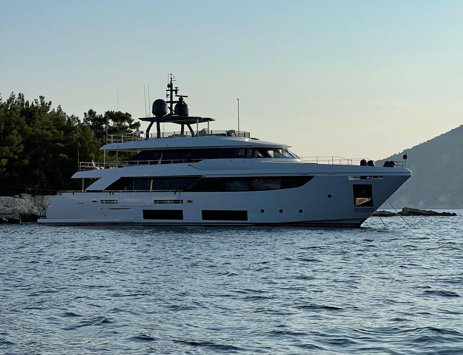 custom line Navetta 33